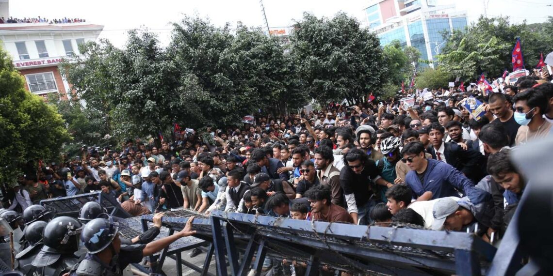 प्रदर्शनकारीले भत्काए संसद् भवनको पर्खाल